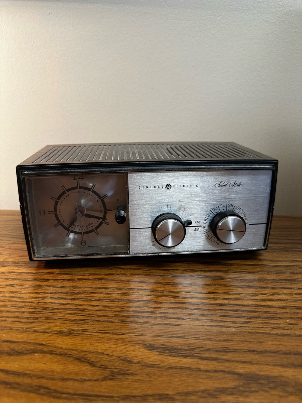 Vintage GE Solid State AM/FM Clock Radio mid-century